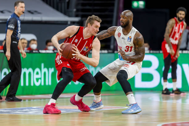 前裁判还特 前裁判还特